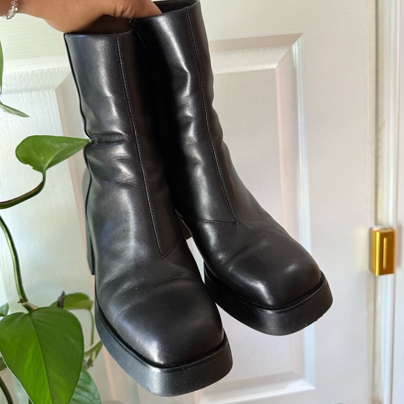 SOLD / VAGABOND SHOEMAKERS Brooke Elegant Black Ankle Boots - Picture 3 of 8